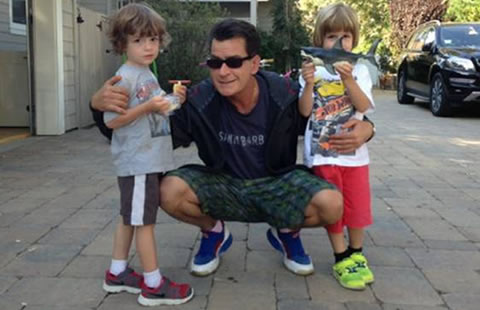 Podría Denise Richards cuidar a los hijos de Charlie Sheen