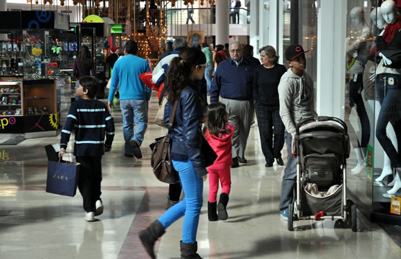 Familias comprando de último momento