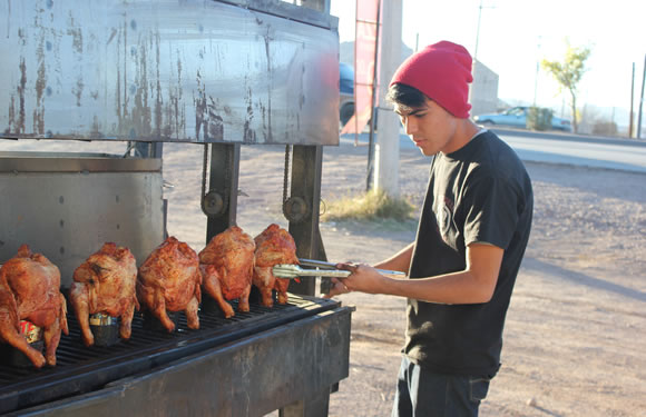 Cocinando los pollos de 1.600 kilos