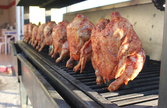 Tiene sabor muy diferente a los pollos comunes