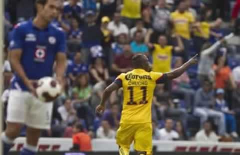 Porra del Cruz Azul no respeta minuto de silencio por Benitez y sigue cantando