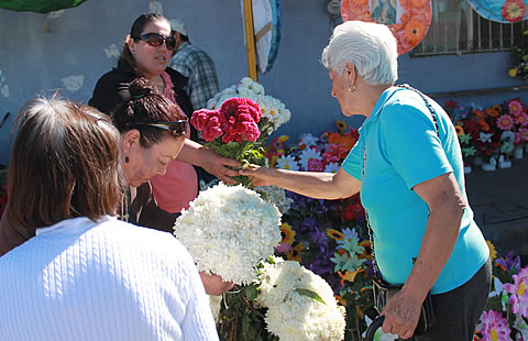 Buen negocio la venta de flores afuera del panteón La Colina | La Opción de  Chihuahua