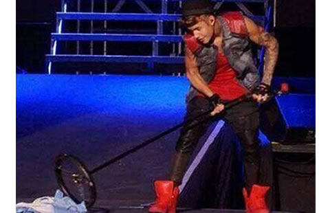 Otra de Bieber: limpia el piso con una bandera de Argentina