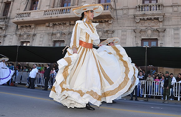 Bella mujer charra