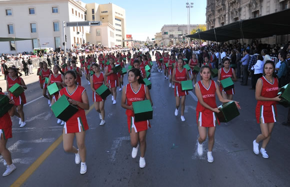 Utilizan cubos para su coreografía
