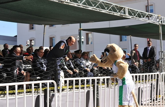 Se cuela a saludar al gober
