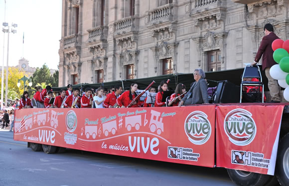 Hasta una orquesta participó en el desfile