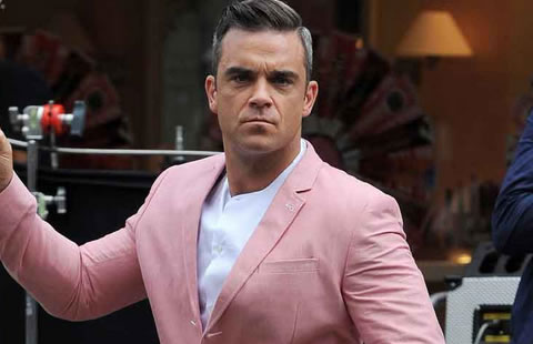 Dice Robbie Williams que es parcialmente gay