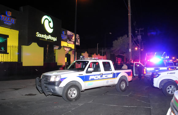 Sujetos disparan desde un auto en movimiento
