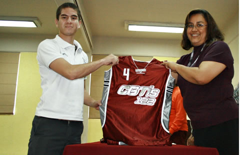 Reciben uniformes atletas del Cbtis 122 para los Juegos de la Dgeti  