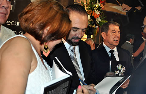 El autor firmando ejemplares