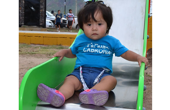 Nena en juego del parque rehabilitado