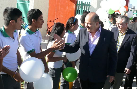 Saludan a los jóvenes estudiantes