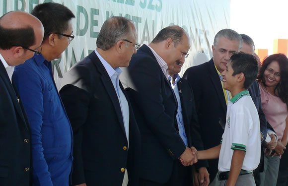Saluda al Gobernador