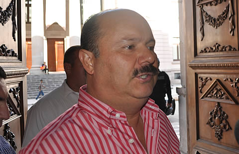 Exige gobernador todo el peso de la ley a maestro acusado de violación