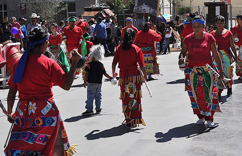 Estrena grupo de matachines de Villa Juárez la plaza de Armas 