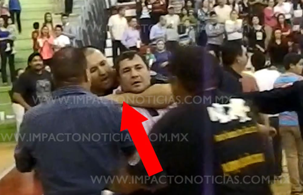 Lo toma por el cuello