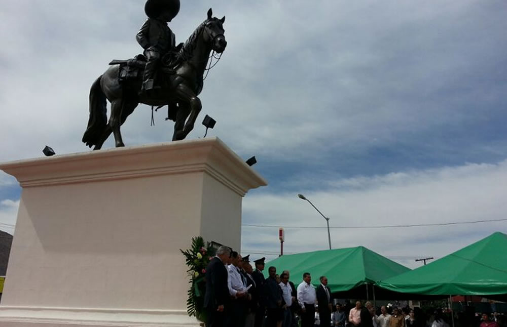 En el monumento de la avenida Ocampo