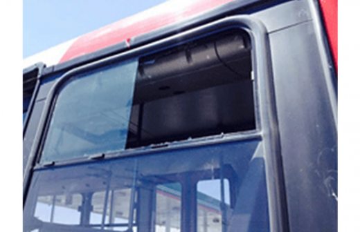 Rompen con un tubo vidrio lateral de un camión del Vivebús