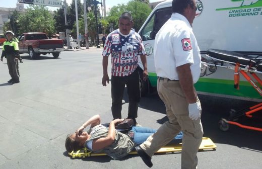 Atropella taxi de Ciudad Juárez a mujer en paso peatonal del centro