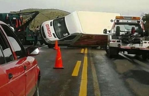 Vuelca repartidor de Bimbo en la vía corta Parral-Chihuahua
