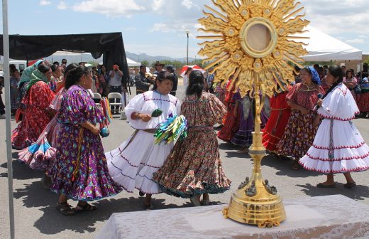 Danzan tarahumaras al Jesucristo Sacramentado