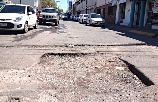 Se forma enorme bache en las calles 14 y Ojinaga