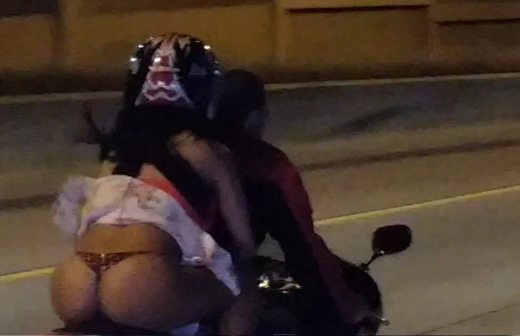Video: conductor se distrae con sexy atractivo de una copiloto en moto