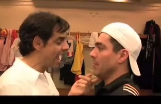 Hacen reír Derbez y Omar Chaparro con video de la canción Bésame