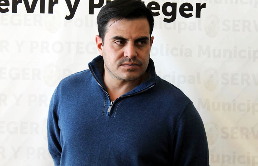 Se embriagó y corrió al grupo reteniendo a dos