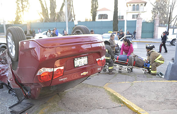 Queda con las cuatro llantas hacia arriba