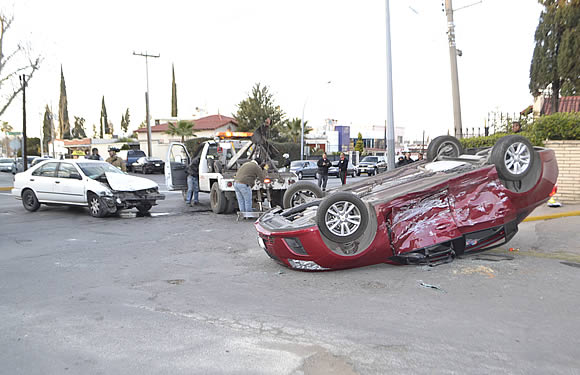 Auto Cruze corta circulación y es impactado por taxi