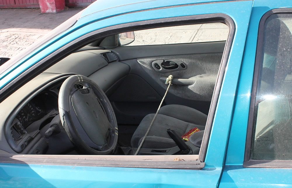 Tiene una soga para evitar que se abran las puertas