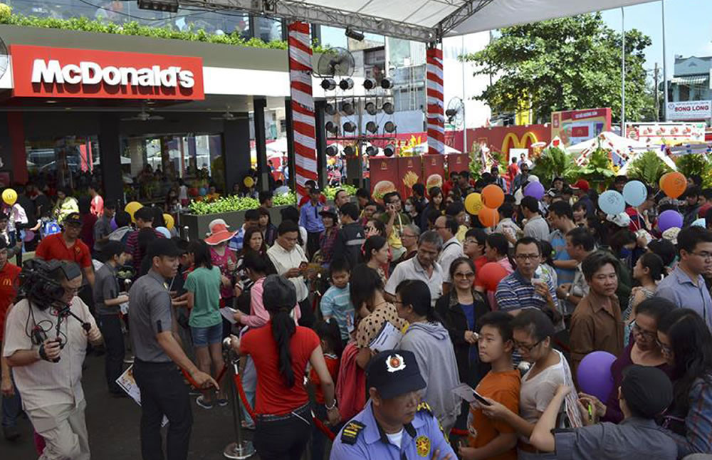 Hacen fila cientos de vietnamitas por el primer McDonald’s en el país