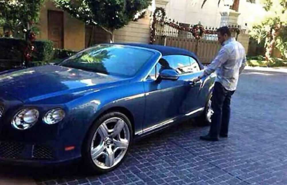 Said con Bentley Continental convertible de entre 2.4 a 4 mdp