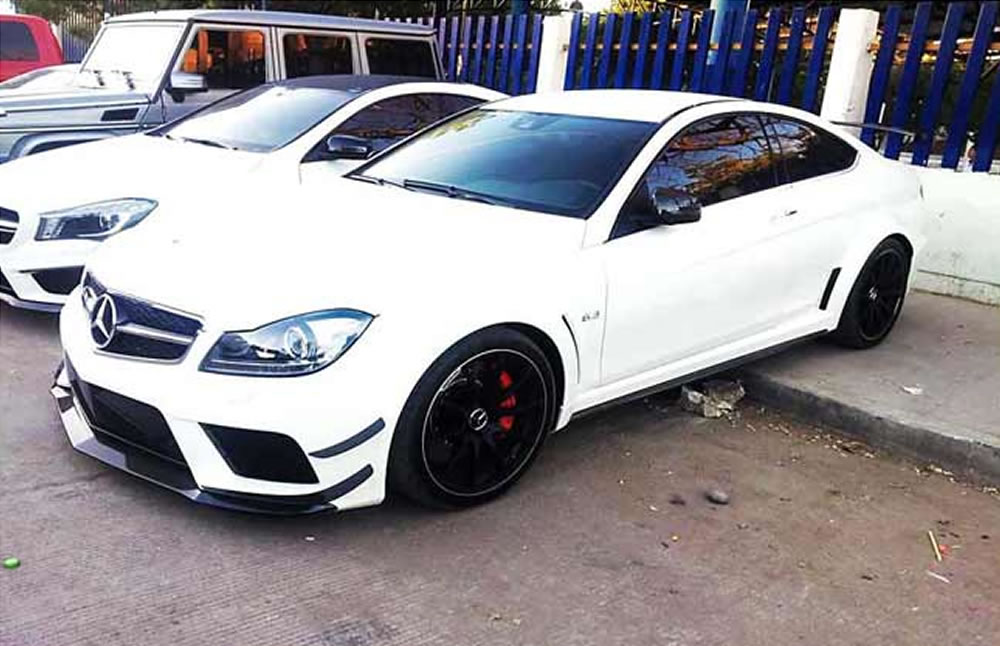 Mercedes Benz C63 AMG, con un costo de 1 millón 439 mil pesos