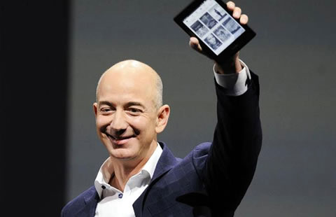 Marina de Ecuador traslada de urgencia a Jeff Bezos, fundador de Amazon