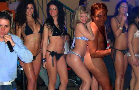 Junto a mujeres en bikini