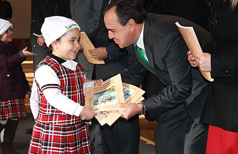Entrega alcalde 700 libros en la primaria Práxedis G. Guerrero