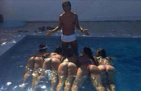 Defienden a Ronaldinho por su foto con mujeres