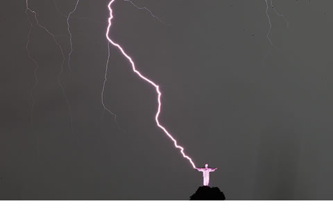 Cae rayo sobre Cristo Redentor en Brasil y le daña un dedo