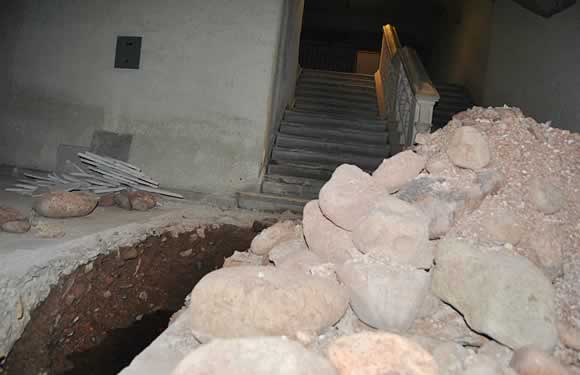 Al pie de la escalera se encuentra el boquete