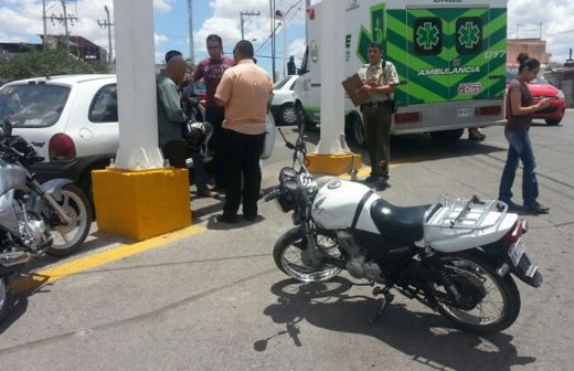 Se lesiona motociclista al impactarse con auto que se le atravesó