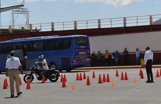 Motociclistas realizan examen de manejo