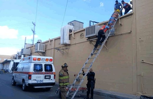 Se electrocuta trabajador en techo de plaza en Ciudad Juárez