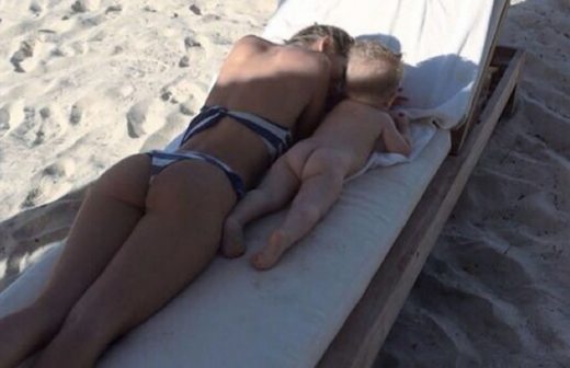 Presume Luisana Lopilato su trasero y el de su hijo