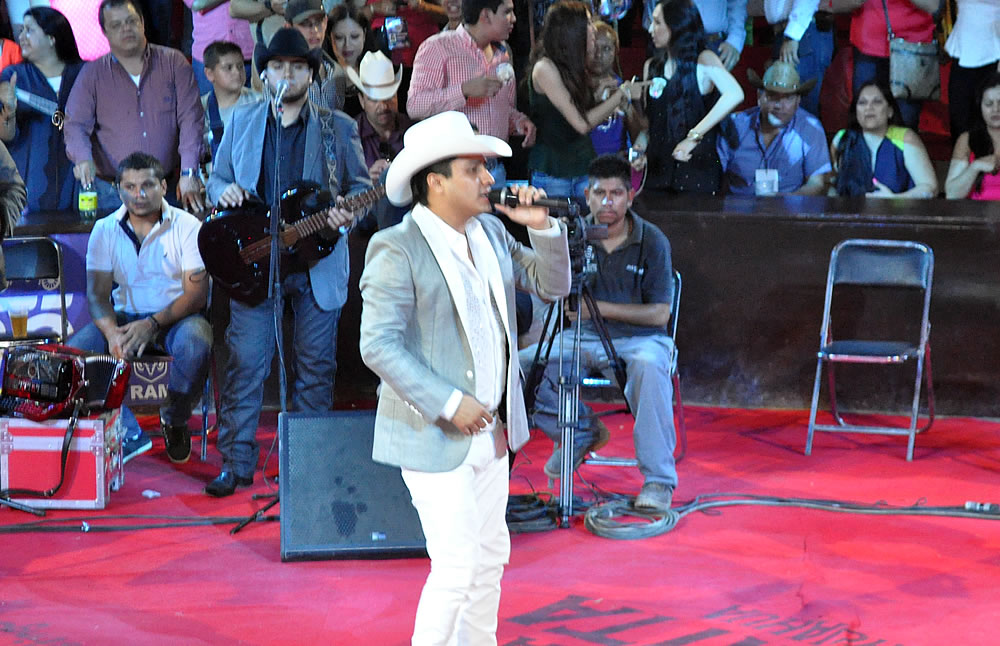 Cantando sus mejores exitos