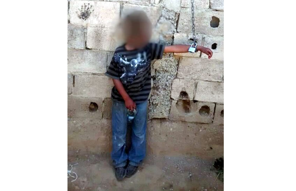 Liberan a niño de 10 años encadenado en el patio de su casa | La Opción