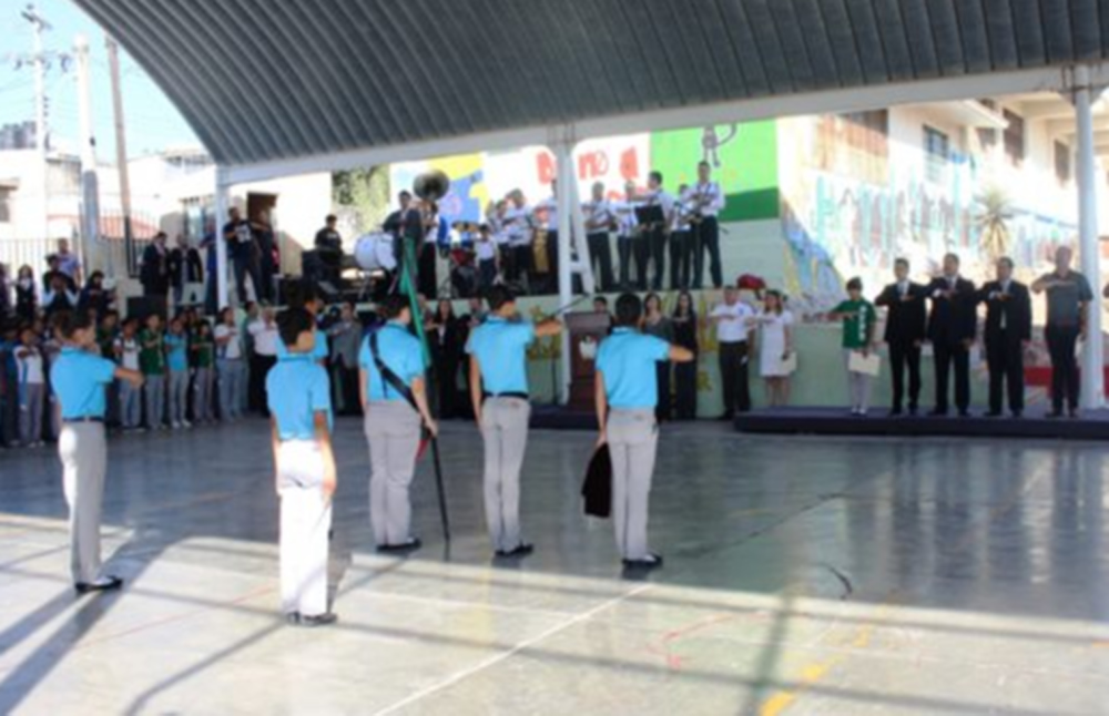 Celebram los Honores a la Bandera