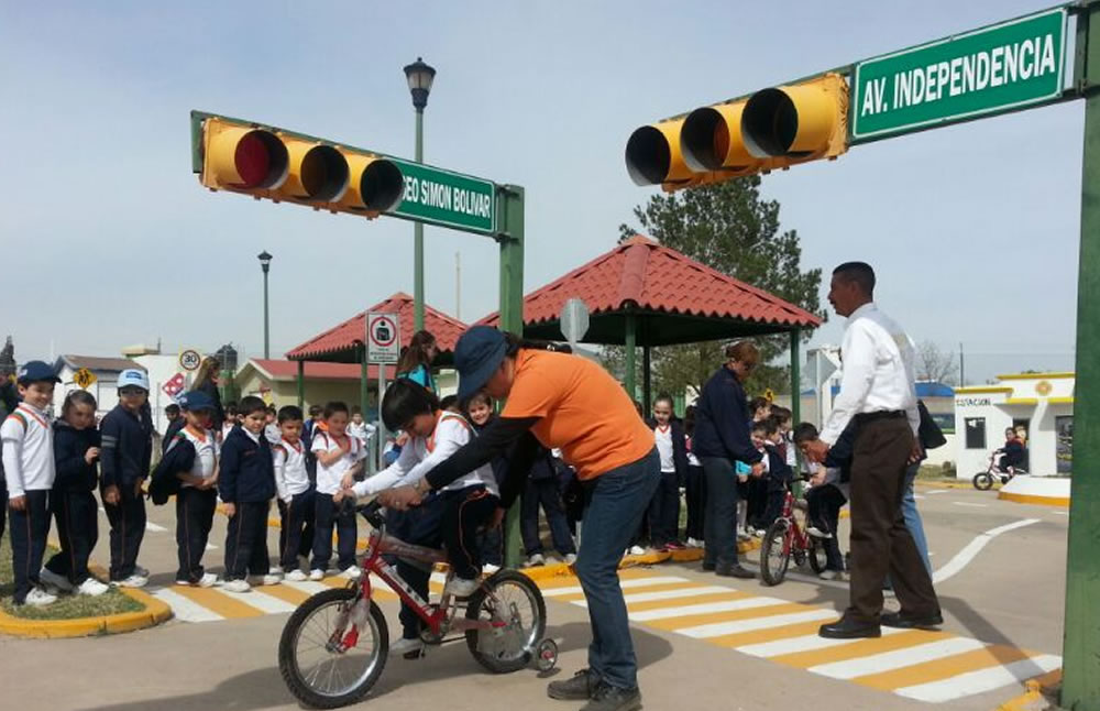 Maestras ayudando a los niños